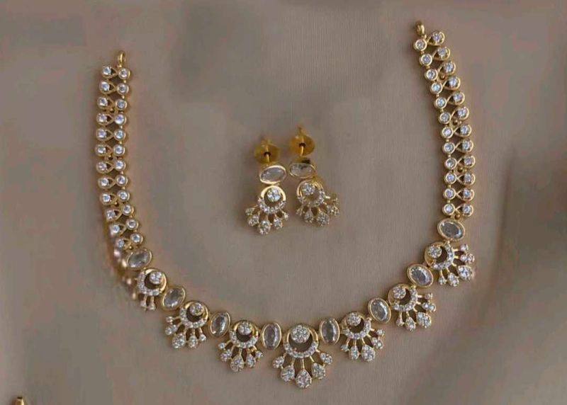 Exquisite Gold Necklace &amp; Earring Set