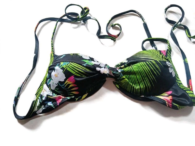 ☘️Tropical Floral Print Bikini Top