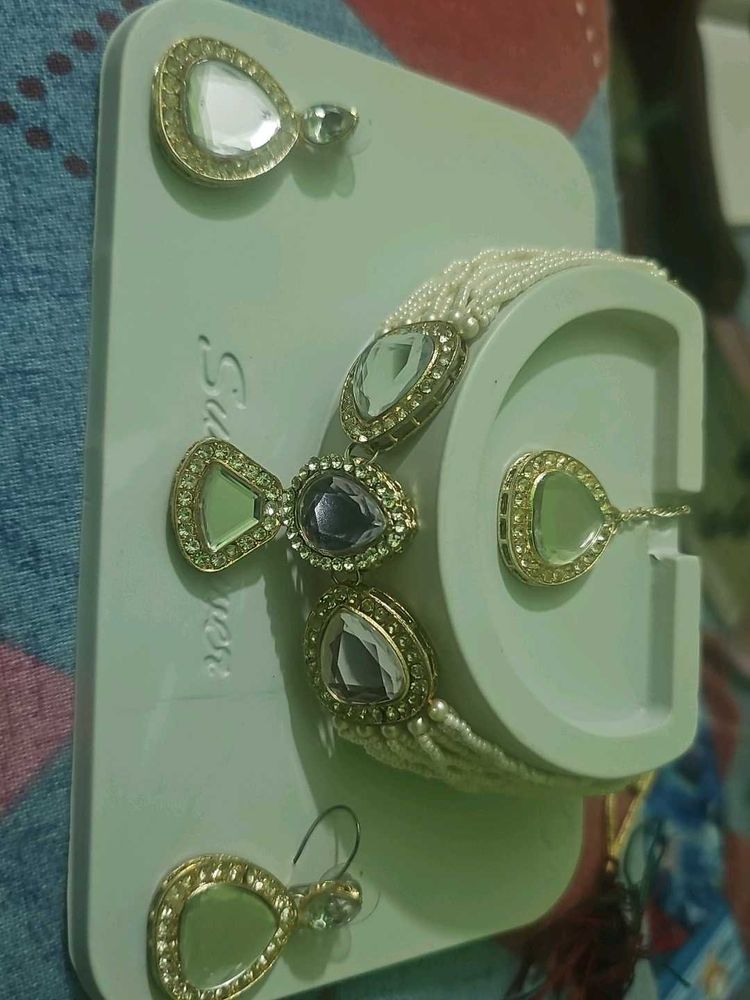 Elegant Kundan Necklace and Earrings Set