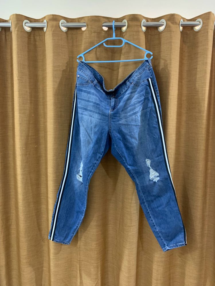PLUS SIZE RIPPED DENIMS