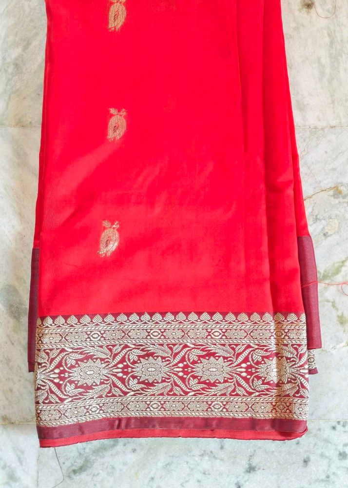 Elegant Red Saree with Intricate Border