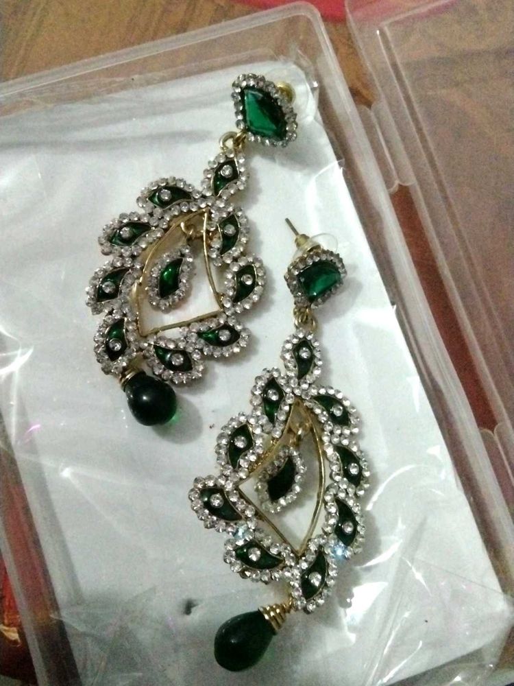 Elegant Green &amp; Crystal Earrings
