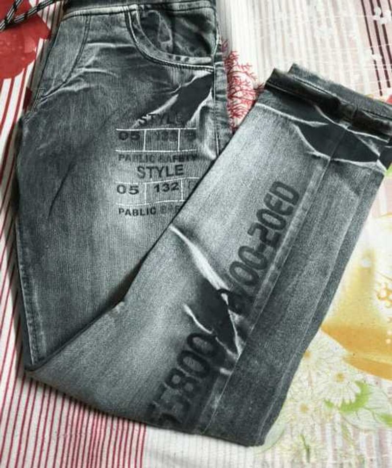 Stylish Gray Jeans with tshirt