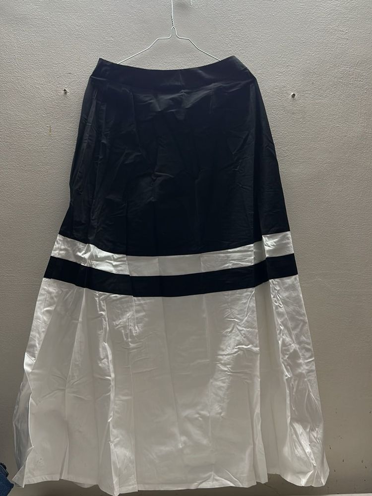 Chic Black and White Striped Skirt
