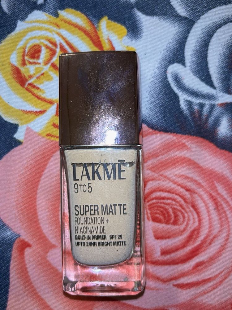Lakme 9 to 5 Super Matte Foundation