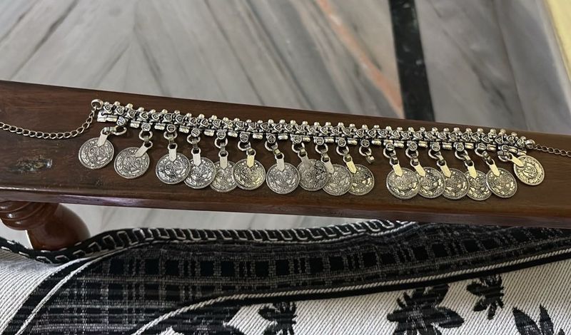 Oxidised choker chain