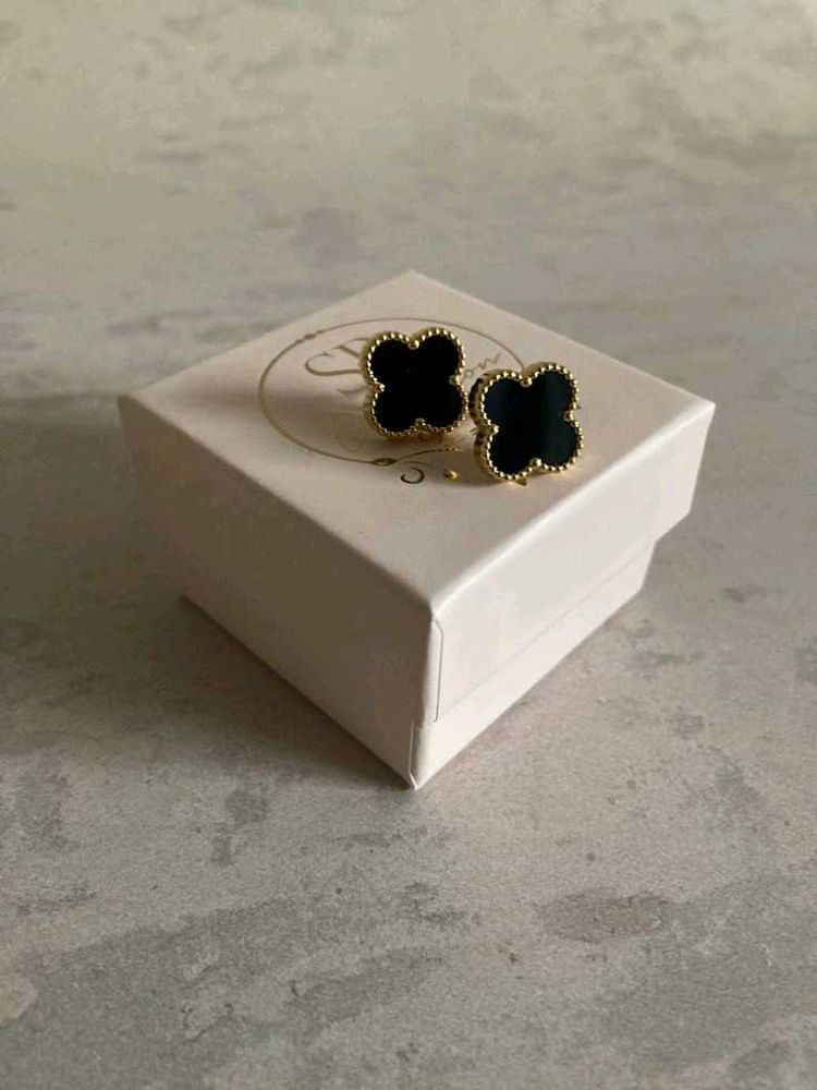 Elegant Black Clover Stud Earring
