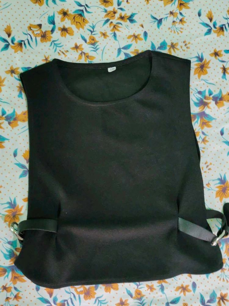 SALE‼️‼️‼️Black Sleeveless Blouse with Buckle Deta