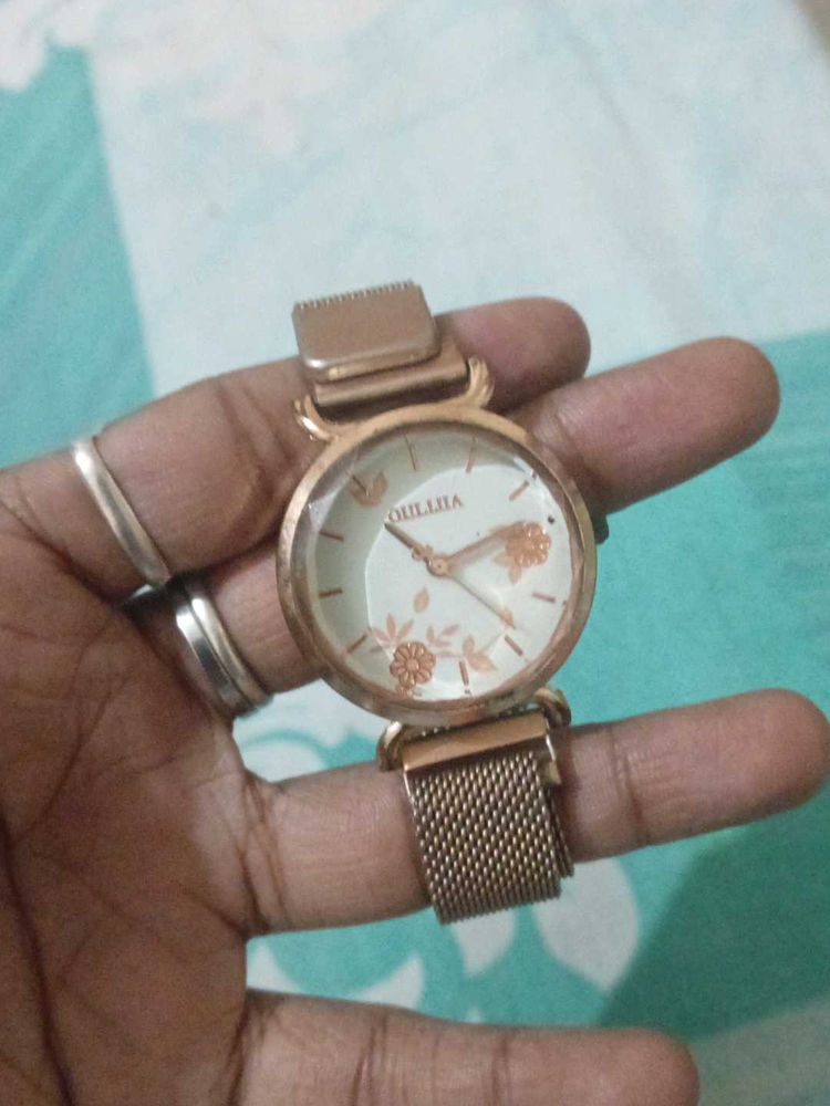 Elegant Rose Gold Watch with  magneti