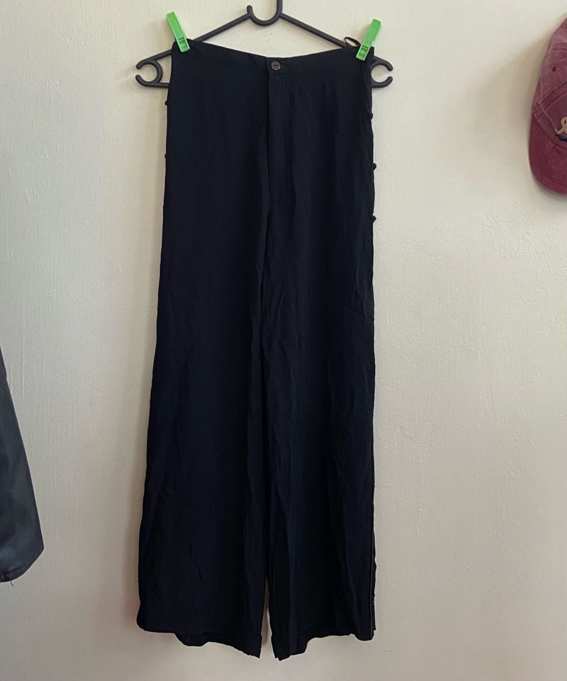 Chic Black Wide-Legged Pants