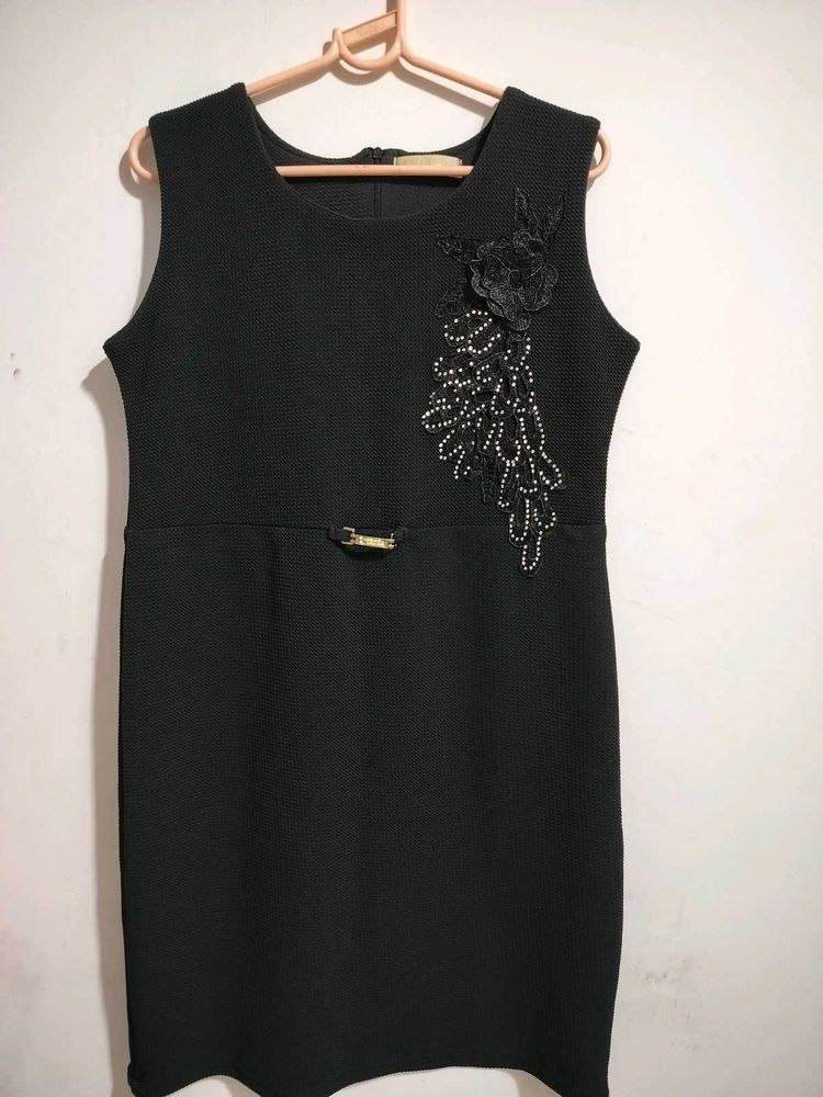 Chic Black Embellished Sleeveless Dress