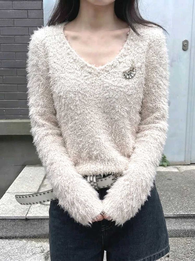 Cream Fuzzy V-Neck pullover 🐚🪽