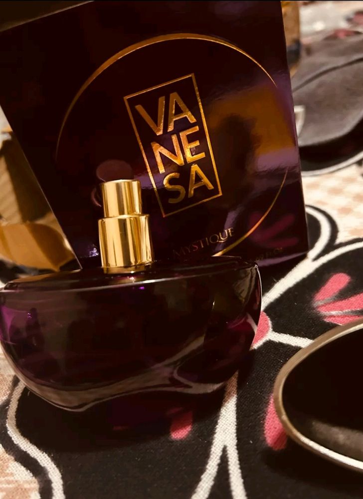 LUXUARY PERFUME..