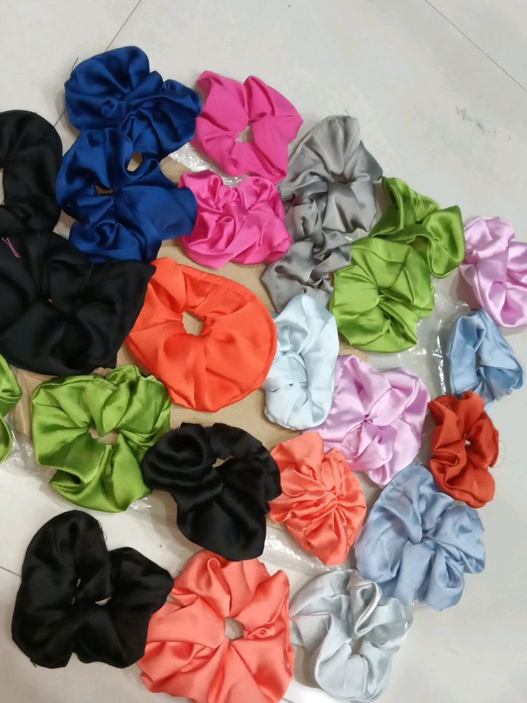 Pack of 12 random colors Scrunchies❤️