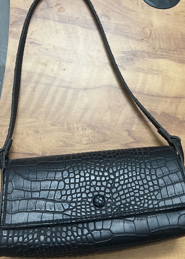 Chic Black Croc Embossed Clutch