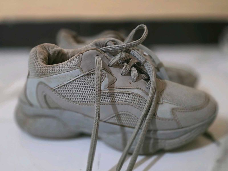 Lightweight Casual Sneakers