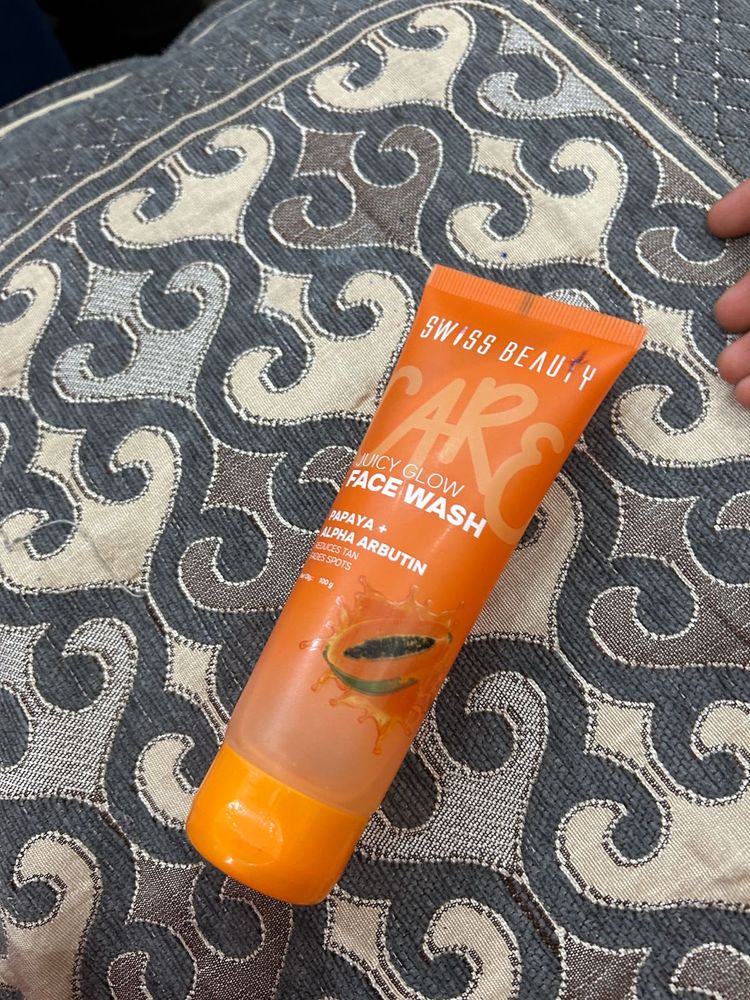 Swiss Beauty Juicy Glow Face Wash