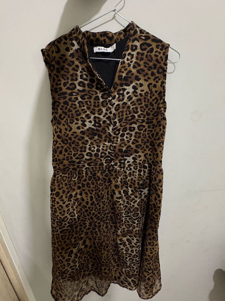 Chic Leopard Print Sleeveless Dress