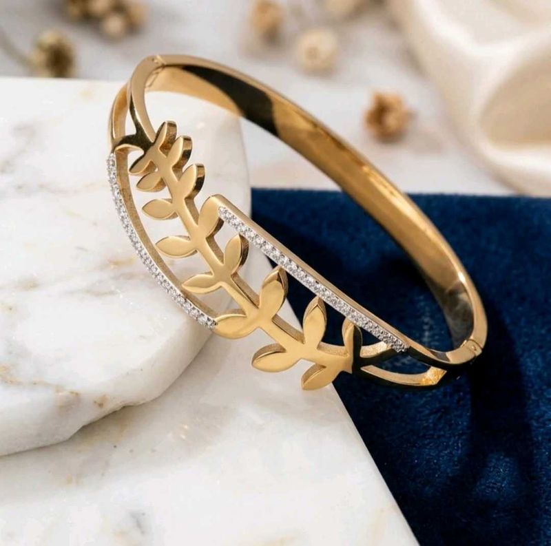Elegant Leaf Design Bracelet