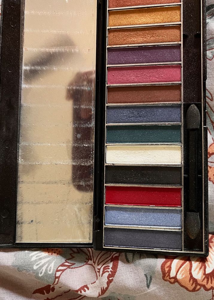 Eyeshadow palette