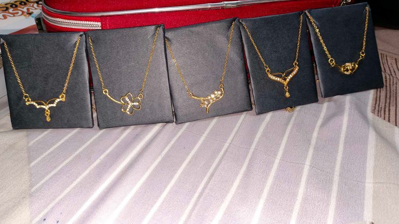 Anouk Elegant Gold Necklaces Set