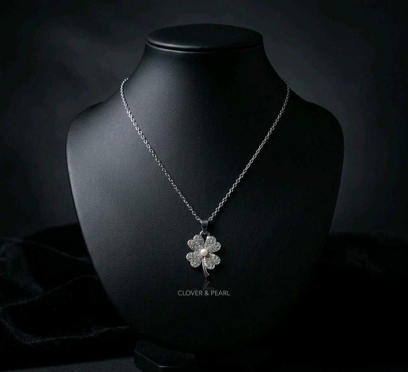 Sparkling Clover Necklace with Pearl
