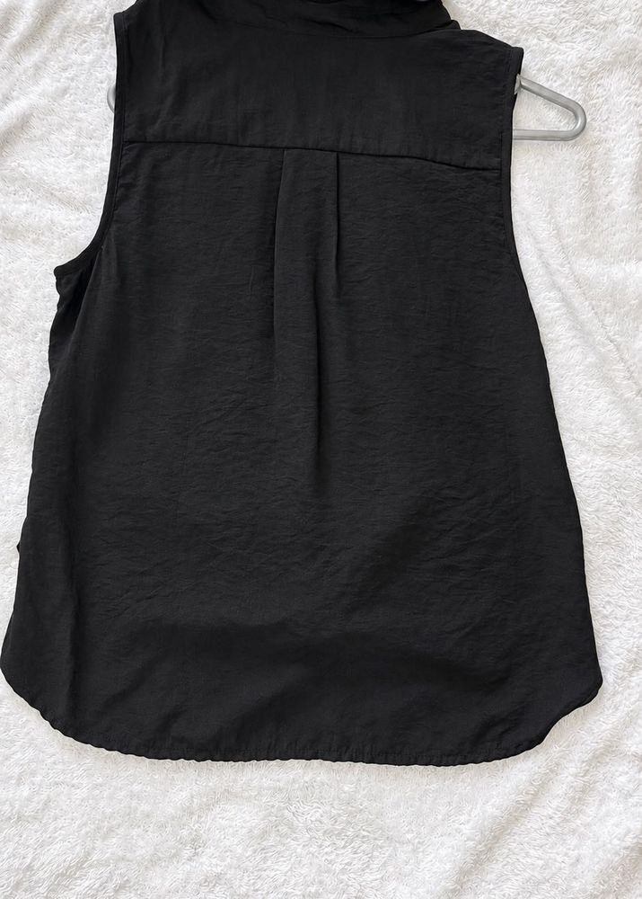 black sleeveless shirt