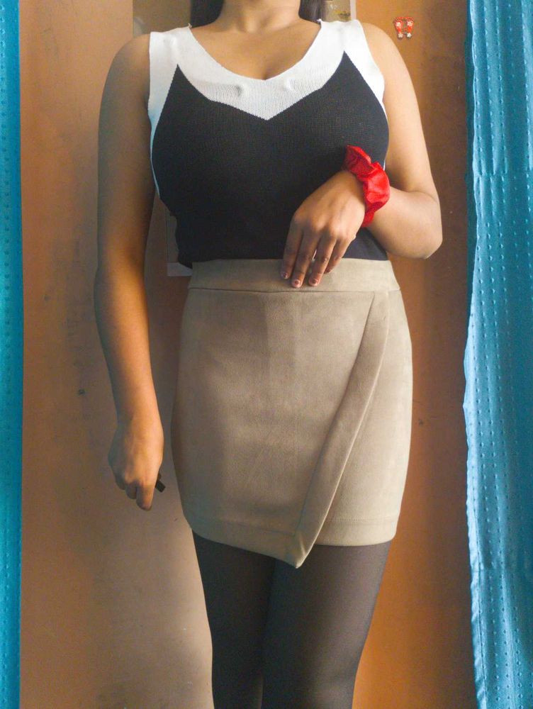 😍Stylish Beige Mini Skirt😍