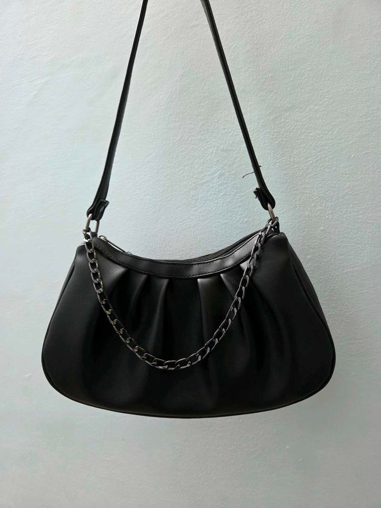 Stylish black pleated shoulder bag.