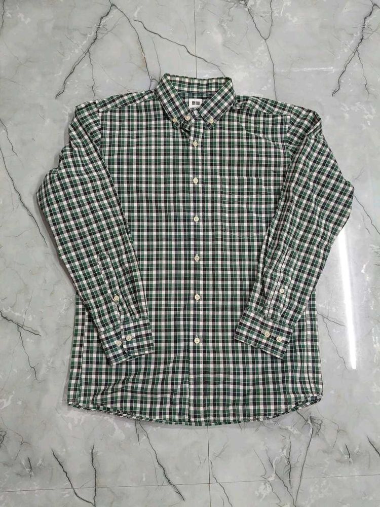 uniqlo  Men's Green Plaid Button-Up Shirt