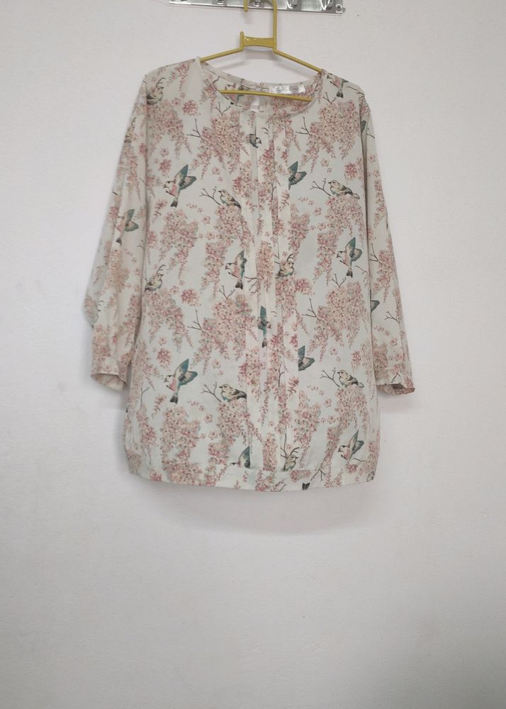 Pretty Top With Beautiful Parrot Prints