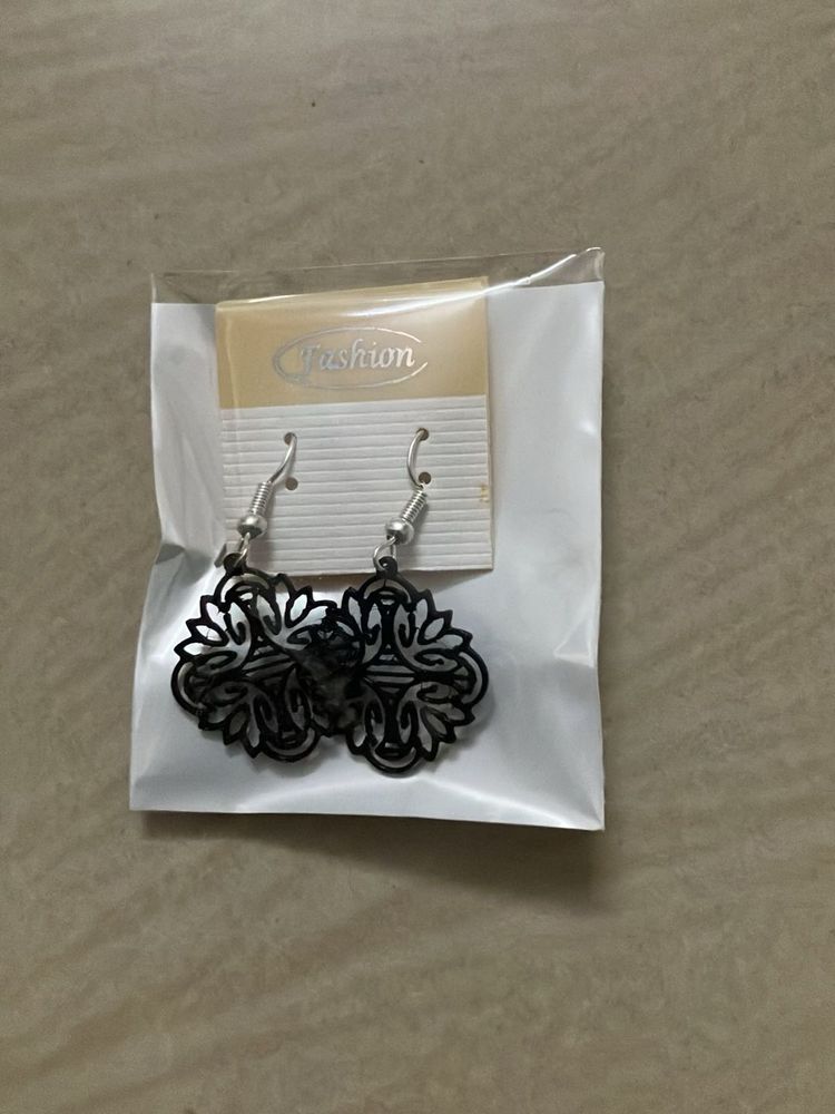 Stylish Black Filigree Earrings