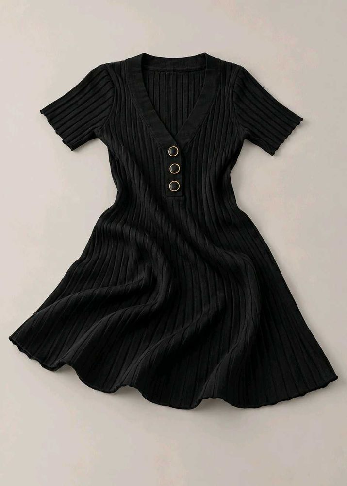 BLACK RIBBED V-NECK BUTTON FLARE DRESS