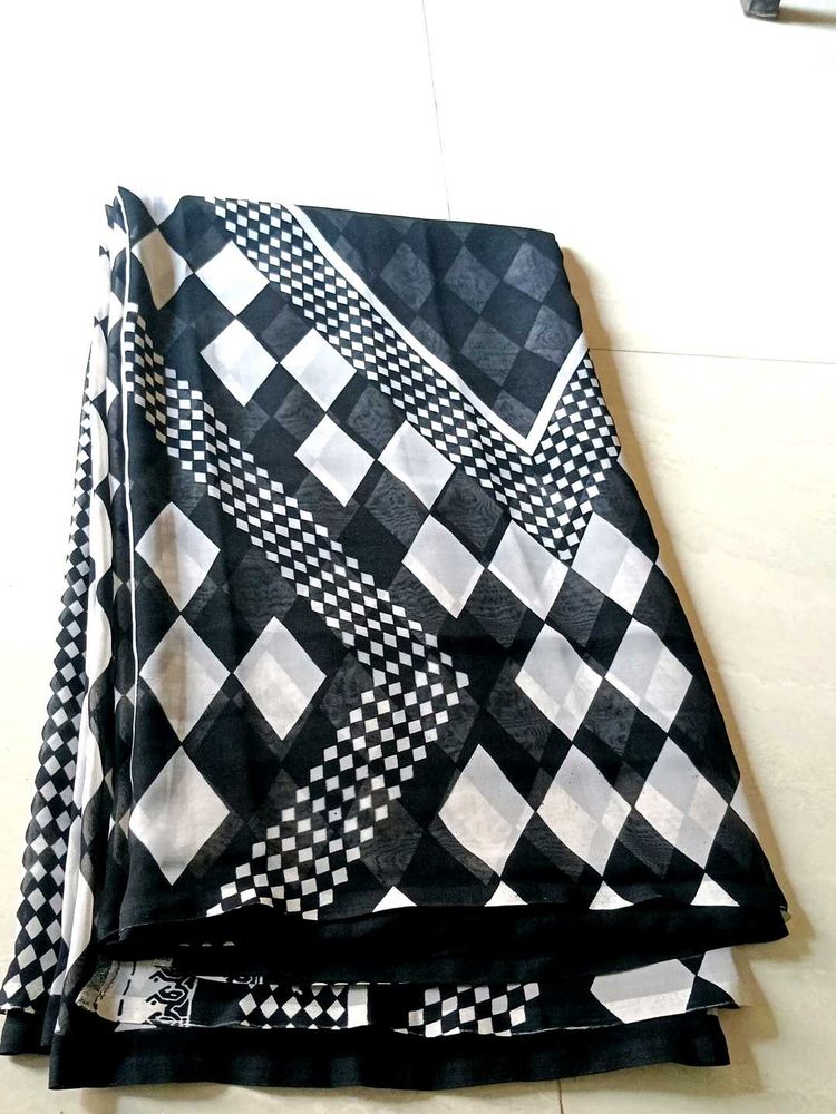 Monochrome Geometric Print Saree