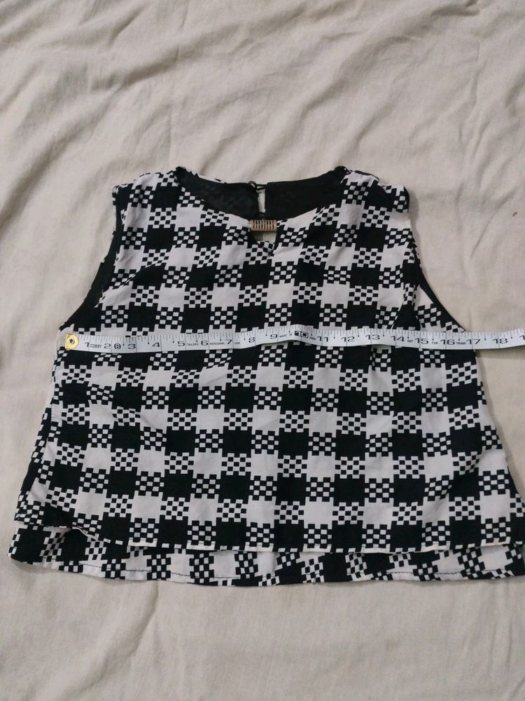 Black &amp; White | Crop Top