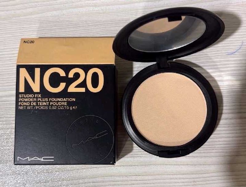 MAC Studio Fix Powder Plus Foundation NC20