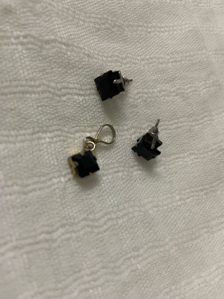 Elegant Black Stud Earrings &amp; Pendant Set