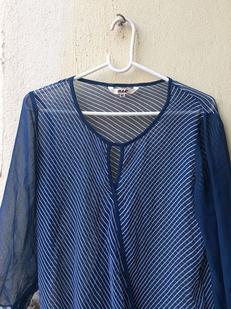 SET of two Pretty Tops 💙