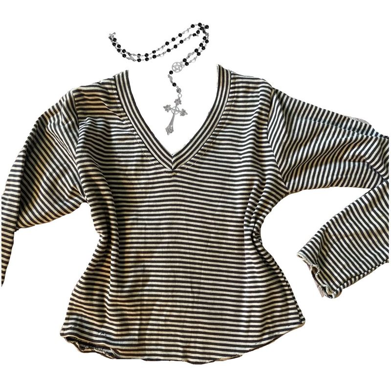 2000's y2k striped v neck top