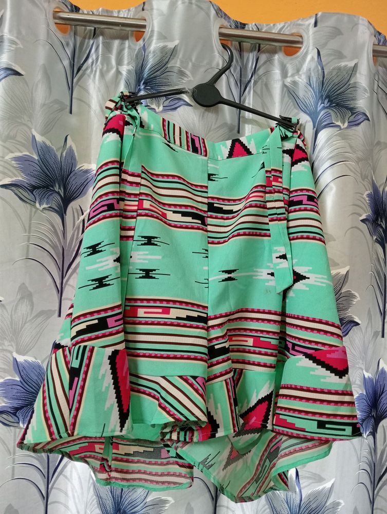 Shorts Like Skirt Style With Bottom Line Frill &amp; Side Chain Closer