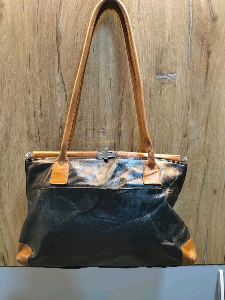 Chic Black &amp; Tan Leather Hobo Bag✨