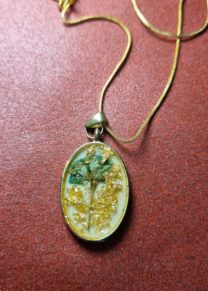 Unique Real Flower &amp; Gold Flakes Pendant Necklace