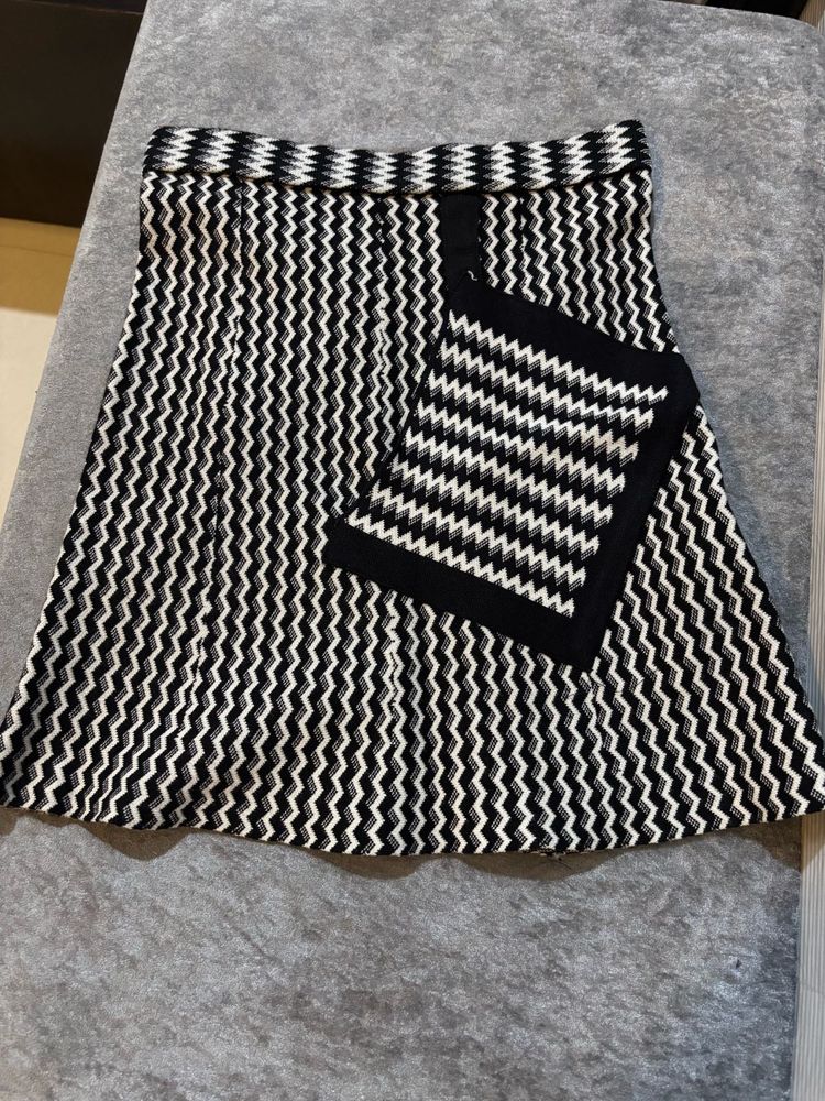 Chic Black &amp; White Chevron Skirt