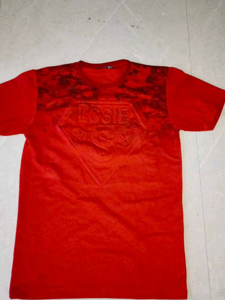 Red Graphic Tee by LOSIE