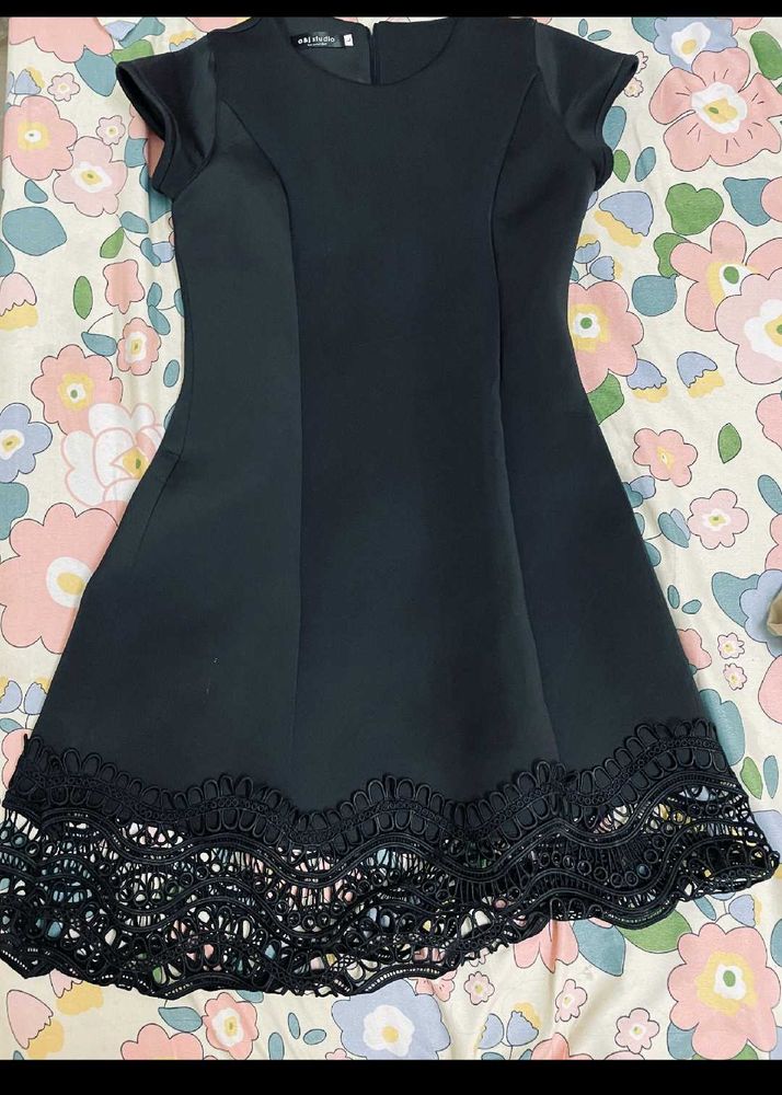 TRENDING BLACK LACE BODY FITTING DRESS