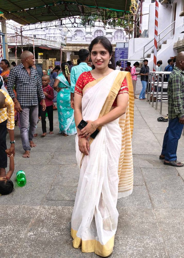 Elegant White &amp; Gold Saree whit red blause