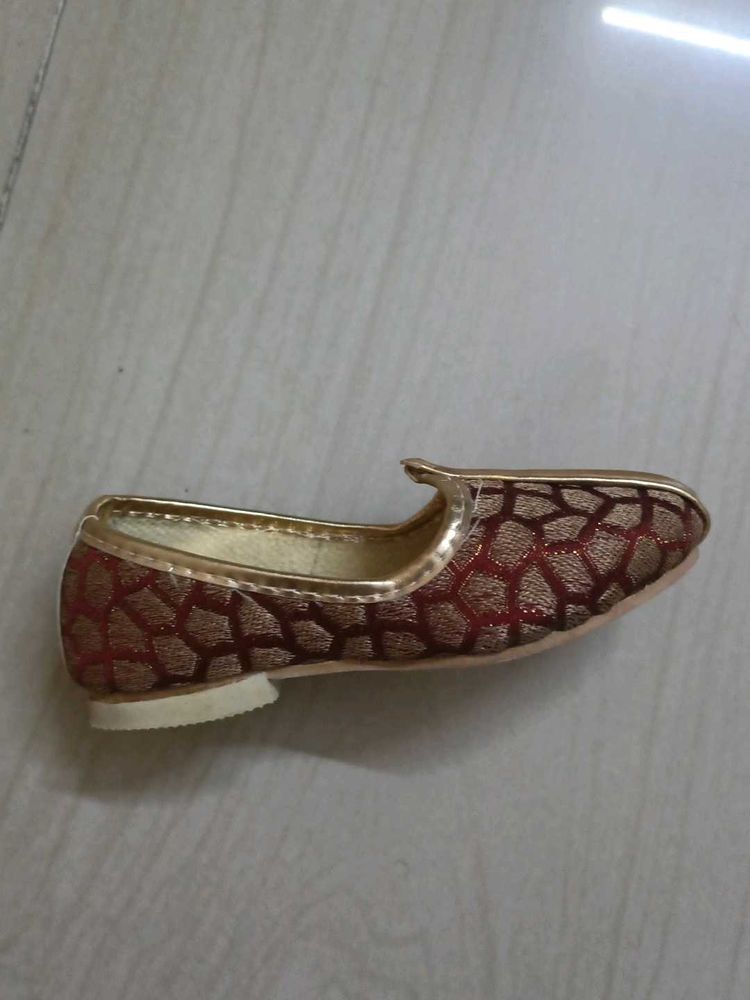 Elegant Red &amp; Gold Juttis
