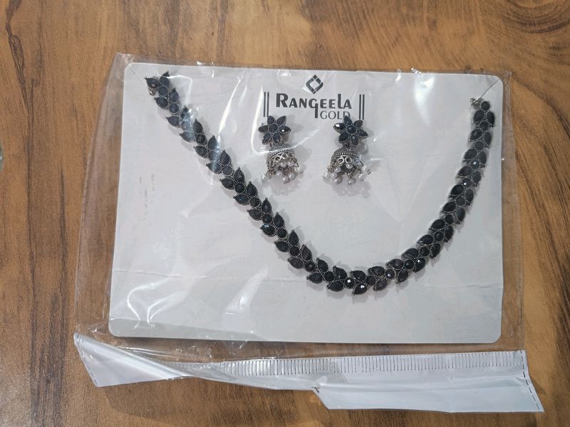 Black Leafy Necklace