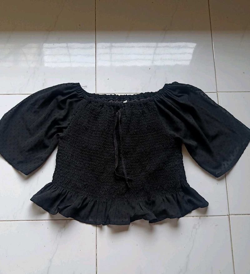 ❗ Attention Sale❗❗Chic Black crop Smocked Top