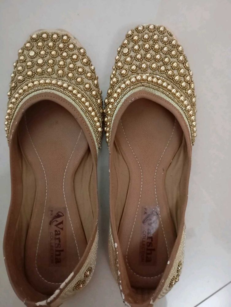 UNUSED Elegant Embellished Juttis